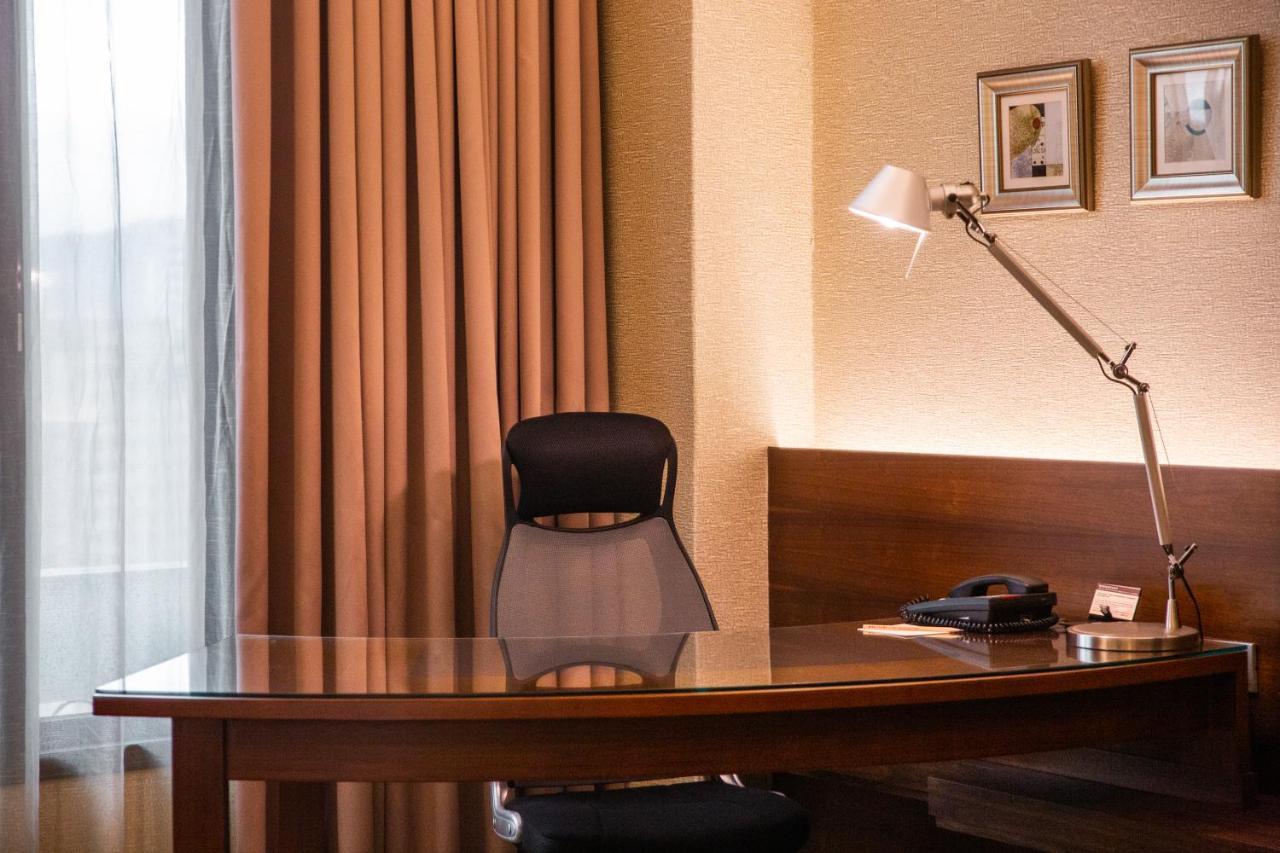Отель Miramar Garden Тайбэй Экстерьер фото A work desk in a hotel room