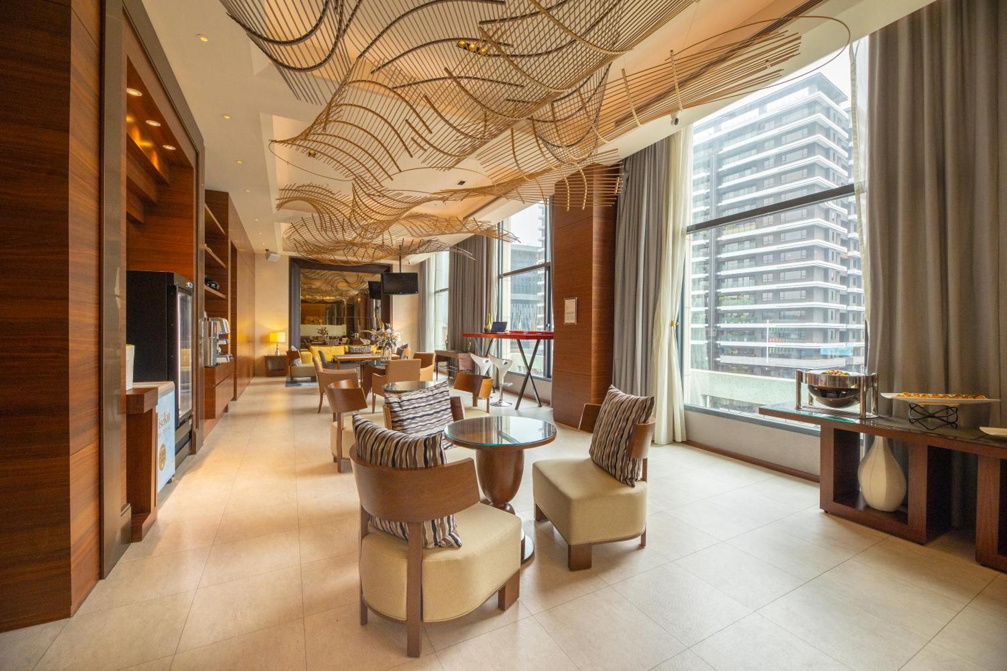 Отель Miramar Garden Тайбэй Экстерьер фото Club Lounge at the Westin Mumbai International